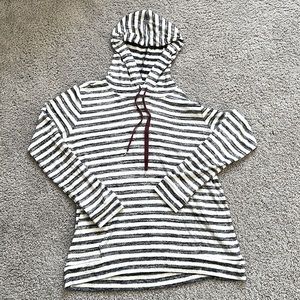 Market and Spruce Women’s Large Hooded Sweater